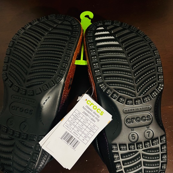 Crocs Classic Disney Hocus Pocus Clog. Firm price - Picture 4 of 14